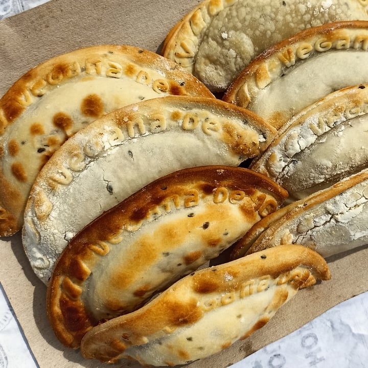 photo of Empanadas de 10 empanada sabor hamburguesa vegana shared by @vikvegan on  20 Sep 2022 - review