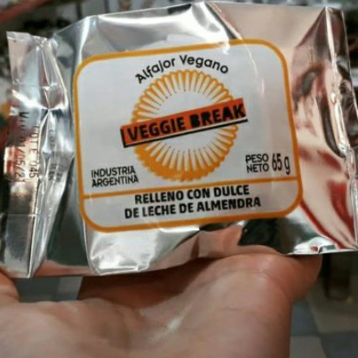 photo of Veggie Break Alfajor Vegano Relleno con Dulce de Leche de Almendra shared by @lauesp5 on  12 Apr 2021 - review