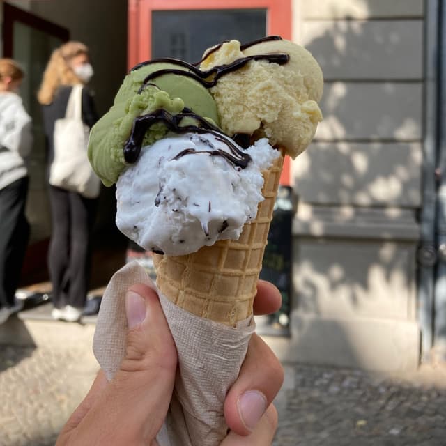 Foto del piatto “Kokosnuss Stracciatella, Vanilla, Matcha No Latte”
