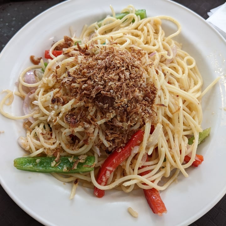 photo of Hanis Cafe and Bakery Aglio Olio Crispy with Red Onion, Bell Pepper & Crispy Shallot shared by @debbiey on  09 Jun 2022 - review
