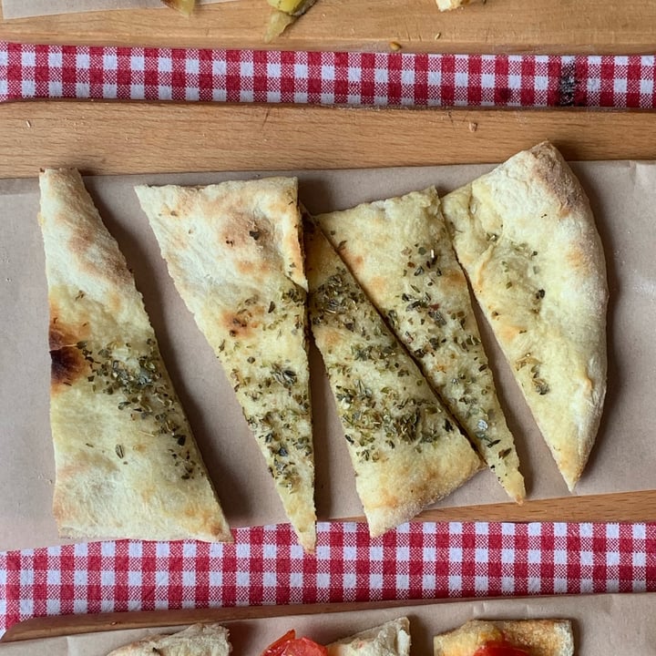 photo of Trevi’s Amsterdam Focaccia Aglio & Oregano shared by @sofipereez on  11 Dec 2021 - review