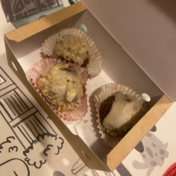 review photo of La Oveja Negra taberna vegana. Trufas bañadas en chocolate blanco shared by @blancavinas on 07 Feb 2022 - review