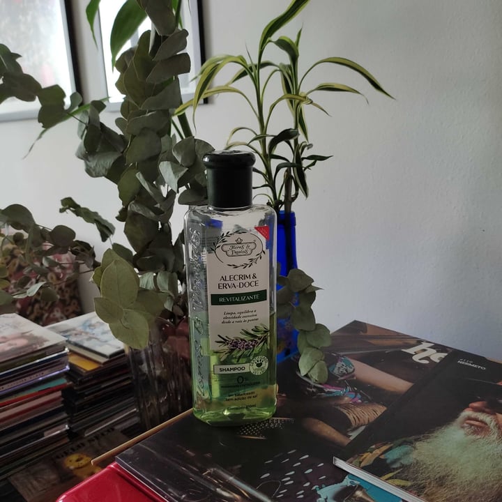 review photo of Flores & Vegetais Shampoo Revitalizante Alecrim E Erva Doce shared by @alietebicunha on 23 Apr 2022 - review