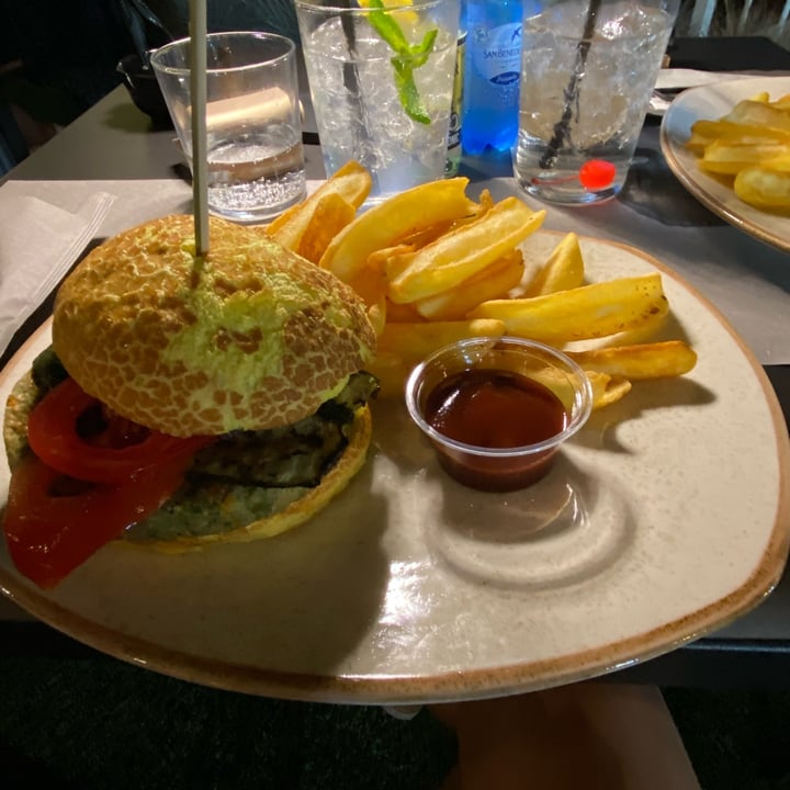 photo of Gustavino hamburger vegano shared by @saraxcix on  16 Jul 2022 - review