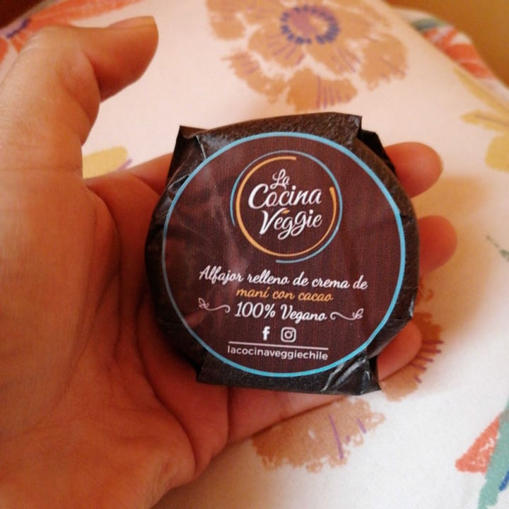 photo of La Cocina Veggie Alfajor Relleno de Crema de Maní con Cacao shared by @gabriellepeace on  23 Feb 2020 - review