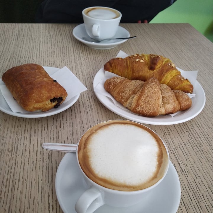review photo of Capre e Cavoli Bar Bistrot Brioches vuota alla curcuma shared by @chiarahakuna on 08 Mar 2022 - review