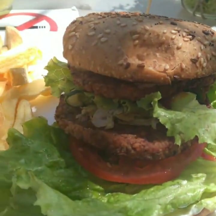 photo of Loving Hut Doble Loving burger. Pan integral con semillas + Doble medallón de soja texturizada, lechuga, tomate, queso, cebolla, pepino, papas fritas + bebida. shared by @wanvegan on  20 Jan 2021 - review