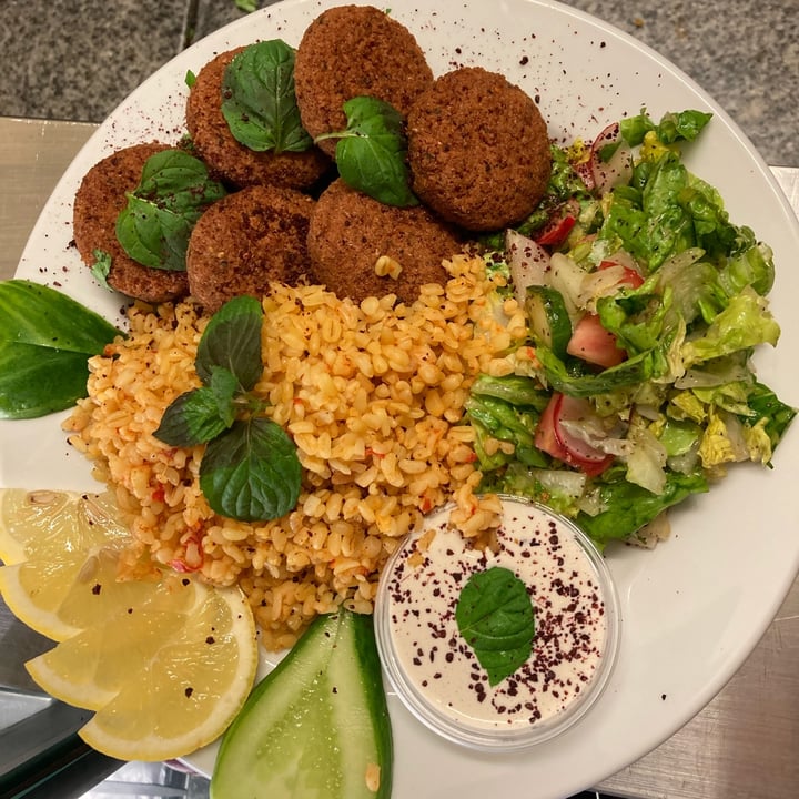 review photo of Libanesische Blumen- Libanesische Küche & Grill Falafel Teller shared by @lamoona on 02 Oct 2021 - review