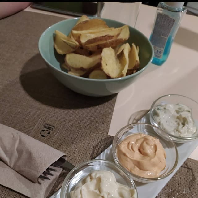 Foto do prato “Patatas tres salsas”