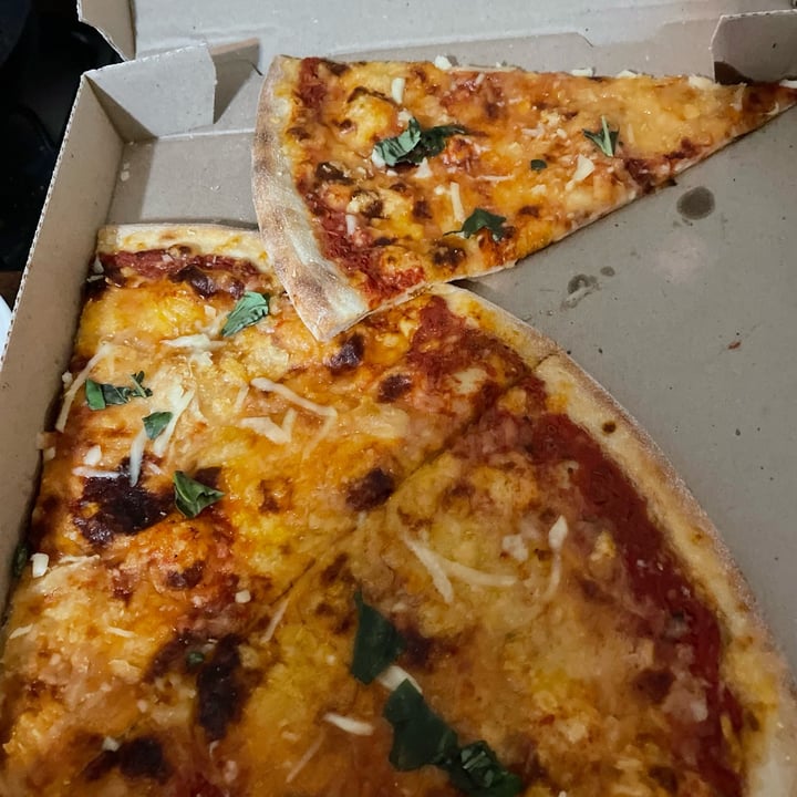 photo of CREW'S New York Pizza Pizza New York style mozzarela vegana shared by @wmdiomedi on  09 Sep 2022 - review
