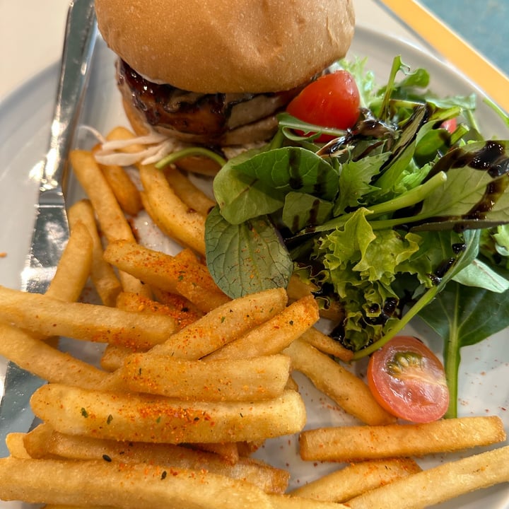 photo of Green Common Singapore Omni Burger Black shared by @piggy-egg on  25 Dec 2022 - review