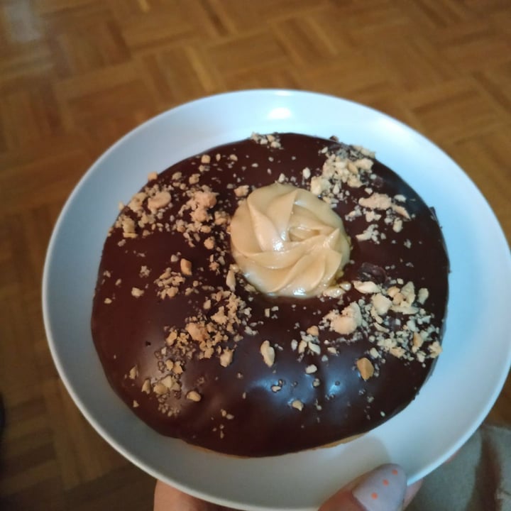 photo of VegAmazing Doughnuts Donut chocolate y cacahuete shared by @irenedlh on  20 Jul 2020 - review