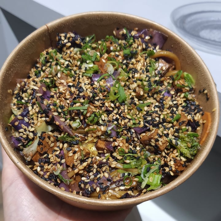 review photo of Bungalow Plant-Based Sushi Yakissoba vegetais com tofu shared by @erikalivegan on 08 Feb 2022 - review