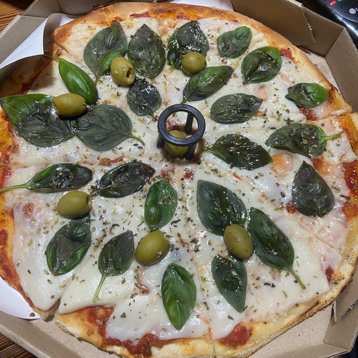 photo of Empanadas de 10 Pizza con Albahaca shared by @pilarscarso on  05 May 2022 - review