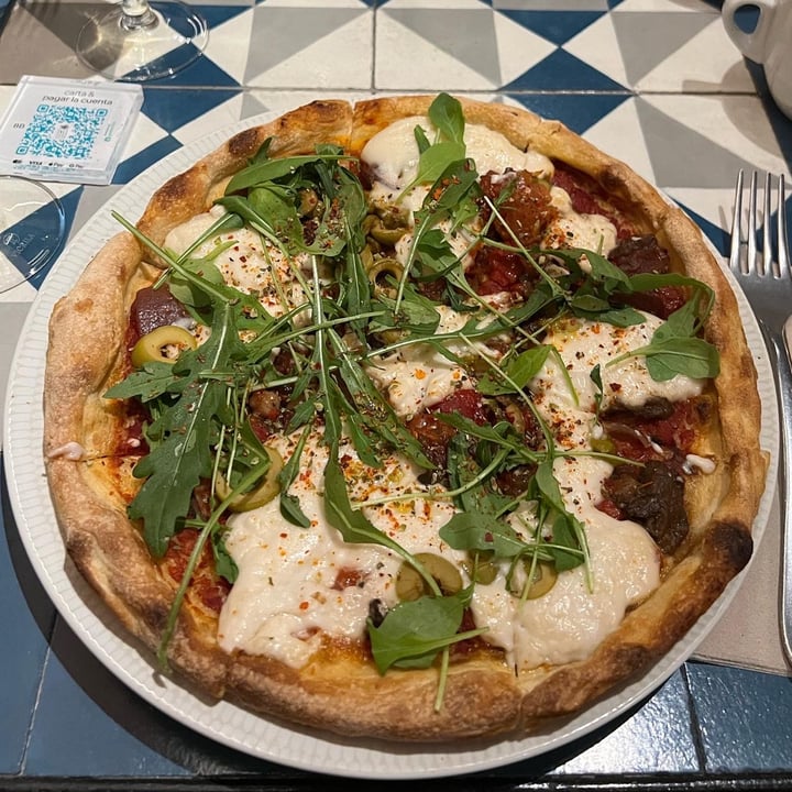 photo of Vega Pizza con burrata vegana ahumada, tomates cherrys, pimientos asados, cebolla encurtida y albahaca shared by @gzk on  09 Dec 2022 - review