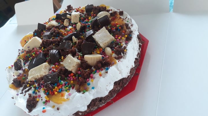 photo of Eterna Vegan Torta brownie con golosinas shared by @eternamente7 on  27 Mar 2020 - review