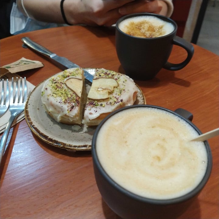 review photo of Bite Me Café Donuts pera y pistacho shared by @bugbag on 30 Oct 2020 - review