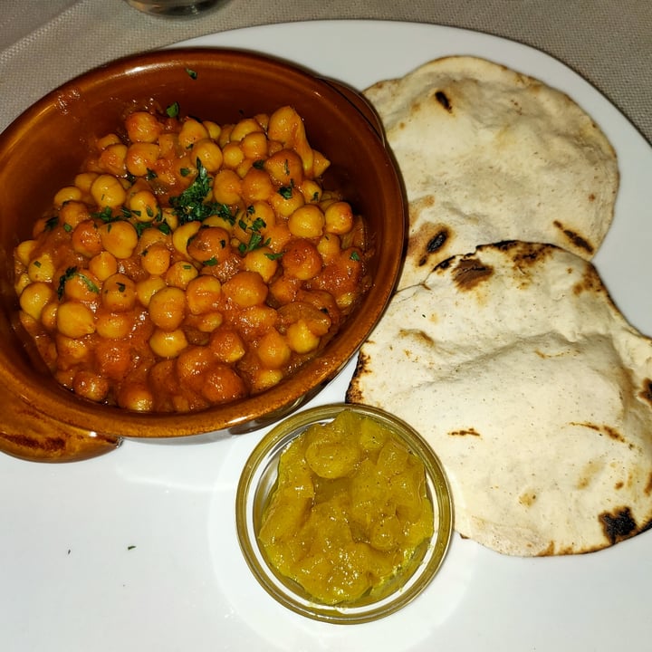 photo of Mezzaluna Curry di ceci con chutney di mele e chapati shared by @vitorz on  28 Oct 2022 - review