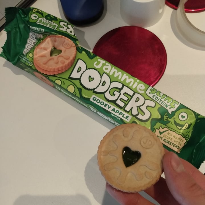 photo of Jammie Dodgers Gooey Apple flavour shared by @thedappervegan on  09 Nov 2020 - review