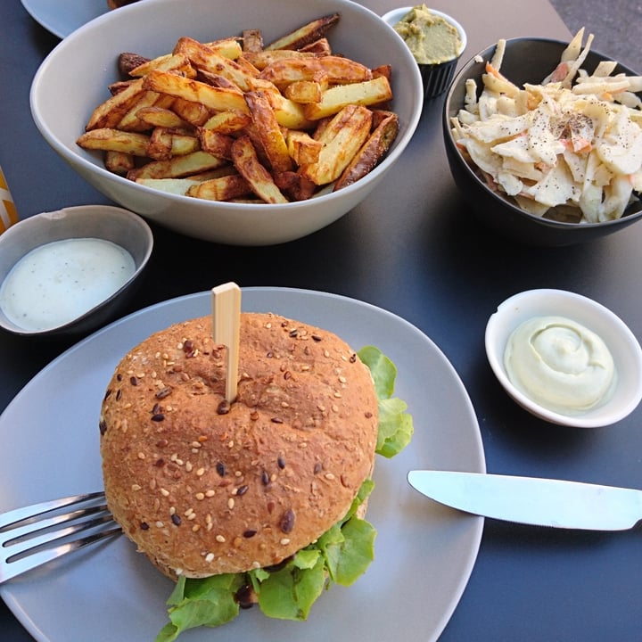 photo of savory Beetroot-vegan mozzarella burger, fried, homemade dips, shared by @plan-e-tlover on  13 Jun 2020 - review