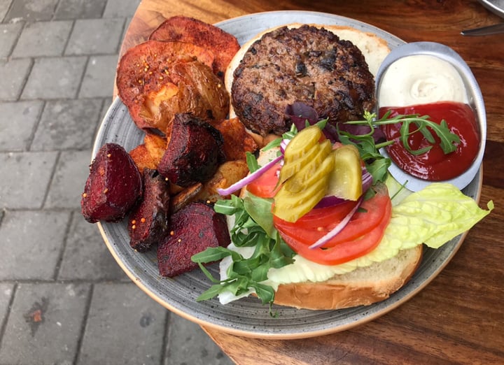 review photo of Michelangelo Cafe Burger shared by @noamb on 22 Aug 2019 - review