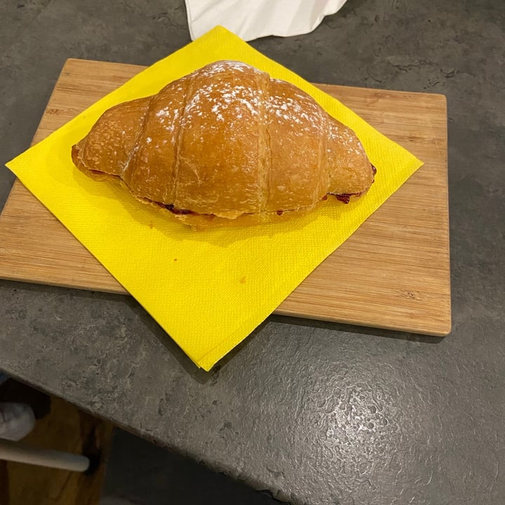review photo of LA BOTTEGA ART & CHOCOLATE-Prodotti bio e a base canapa Brioche Ai Frutti Di Bosco shared by @mazzo96 on 08 Mar 2021 - review