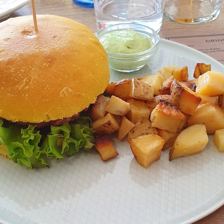 photo of BuenaVida 100% Vegan Beyond special burger shared by @serenapig on  16 Jan 2022 - review