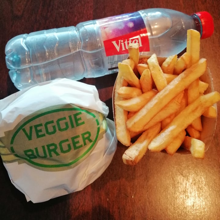 photo of Café Hyperion Veggie burger with chips shared by @lavinia88 on  05 May 2022 - review
