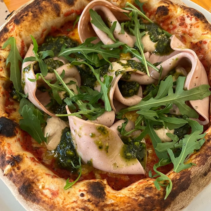 photo of Pizzi & Dixie Pizza de mortadela vegana con pesto de pistacho shared by @lopasil on  06 Jun 2022 - review