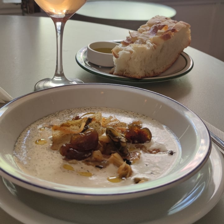 review photo of La Central Vermutería Ajo Blanco, Kimchi E higos shared by @vannaangelicola on 02 Oct 2022 - review