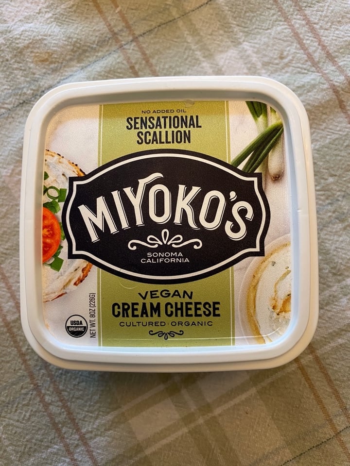 photo of Miyoko's Creamery Cultured Vegan Cream Cheese Savory Scallion shared by @veganevansgrandma on  19 Apr 2020 - review
