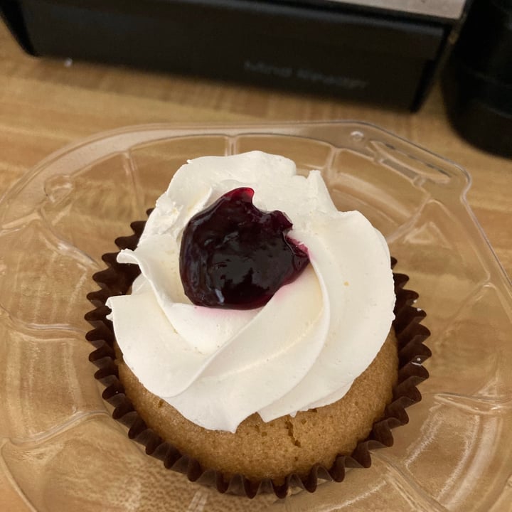 photo of Cake By Jason Hisley Blueberry Cupcake shared by @foxleaf on  30 Jan 2021 - review