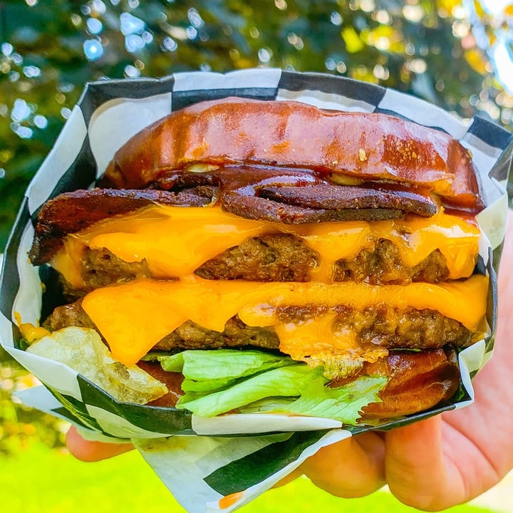 photo of Dutch's BBQ Bacon Burger shared by @jordaneatsplants on  08 Jun 2021 - review