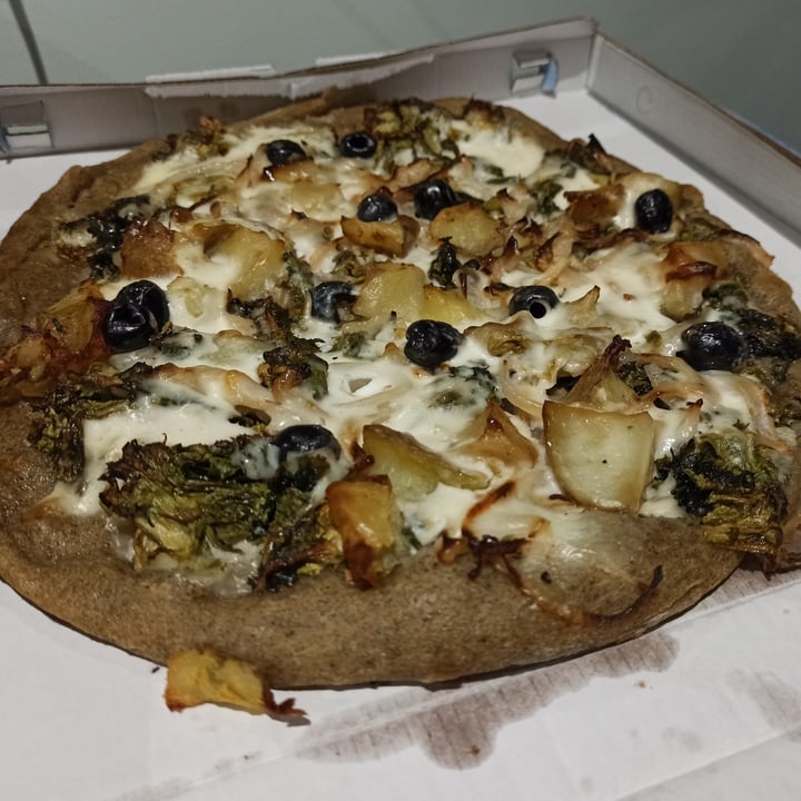photo of Breaking Bread Pizza scarola, patate e olive shared by @nikolaus on  30 Apr 2021 - review