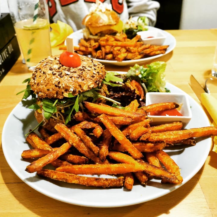 photo of innerluck. Innerluck Burger shared by @annaamelie on  01 Mar 2020 - review