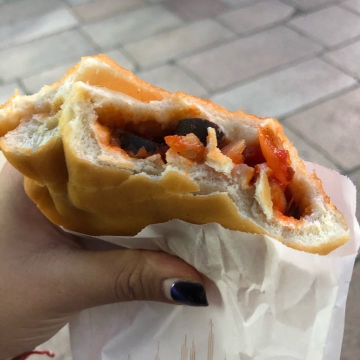 review photo of Panzerotti Luini Panzerotto olive, cipolle e pomodoro shared by @aleassia on 17 Oct 2022 - review
