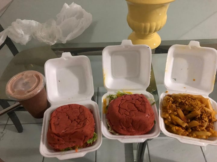 review photo of VeganU Não teste (don't test) and chocolate milkshake shared by @cisneirosbi on 01 Jul 2019 - review