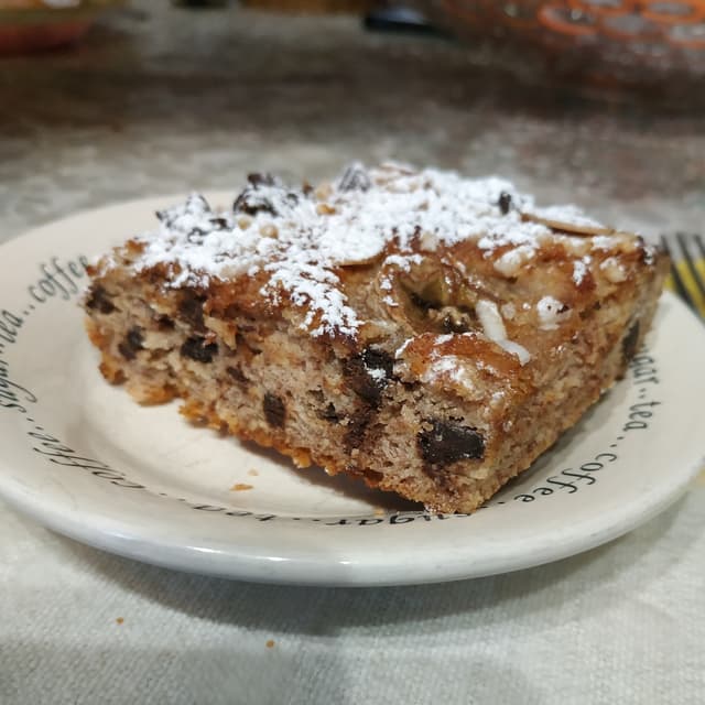 菜肴“Brownie vegano alla banana, cioccolato e mandorle”的照片