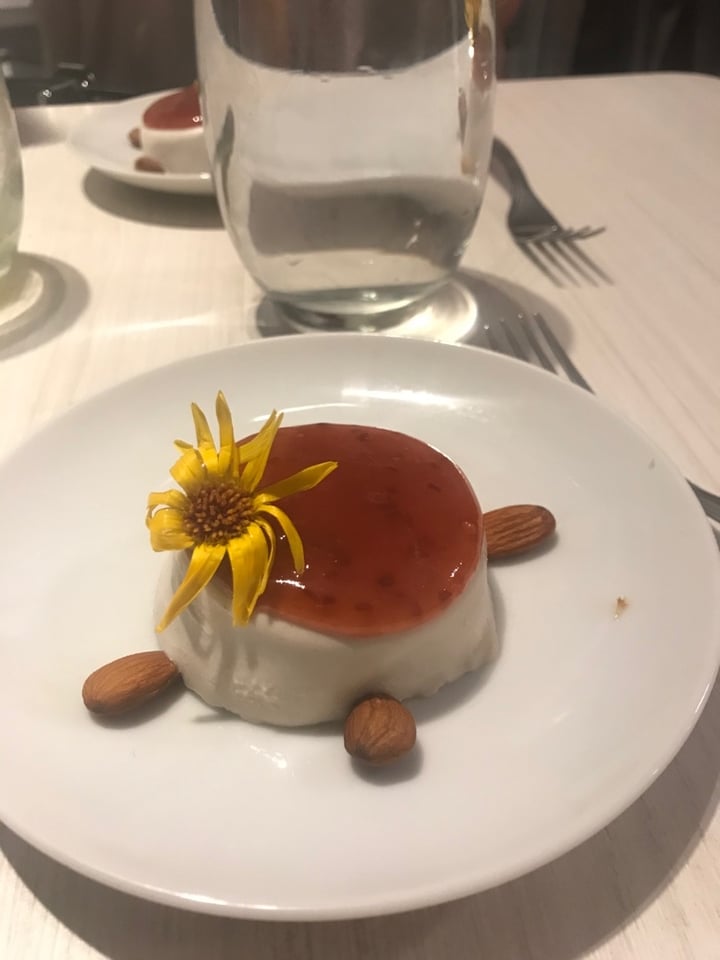 photo of Vica (Delivery Only) Cheesecake de frutos rojos shared by @sabrinasilvero on  20 Jan 2020 - review