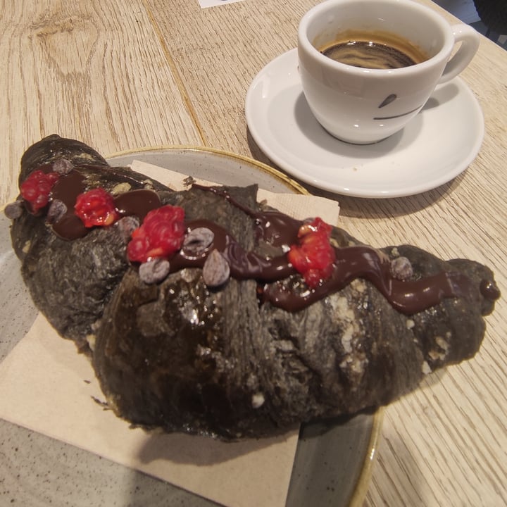 photo of Pappare' Trento Brioche Al Carbone Vegetale Con Cioccolato E Lampone shared by @angelamarialamacchia on  19 Mar 2022 - review