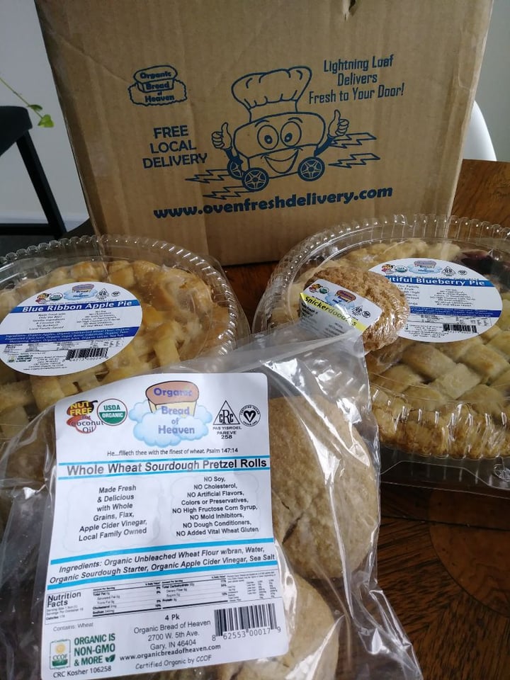 photo of Organic Bread of Heaven Apple Pie, Blue Berry Pie And Pretzel Buns shared by @majome on  28 Nov 2019 - review