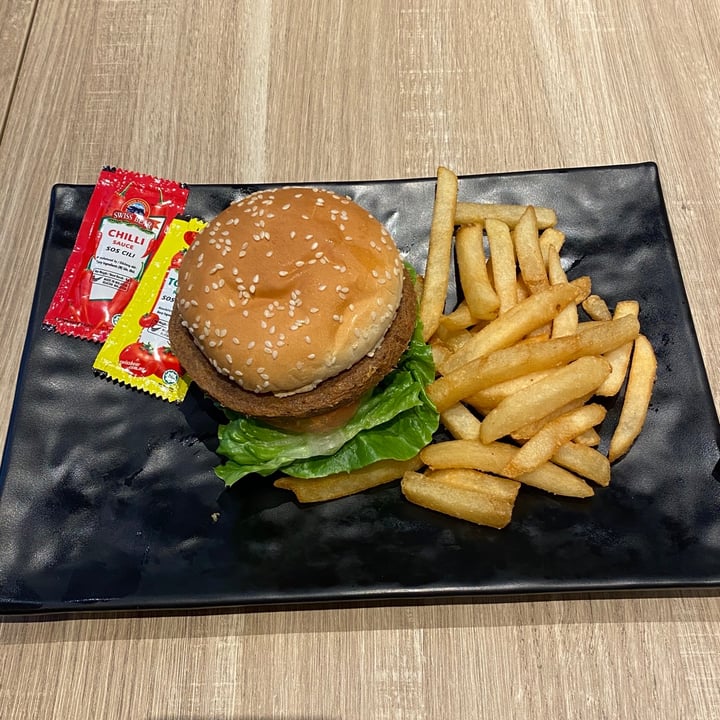 photo of Greendot Bedok Mall Black Pepper Soya Burger with Fries shared by @blxck on  06 Oct 2020 - review