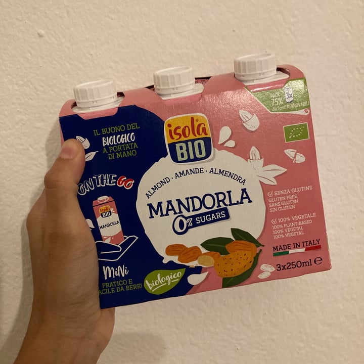 review photo of Isola bio Latte Mandorla shared by @occhicastani on 03 Oct 2022 - review