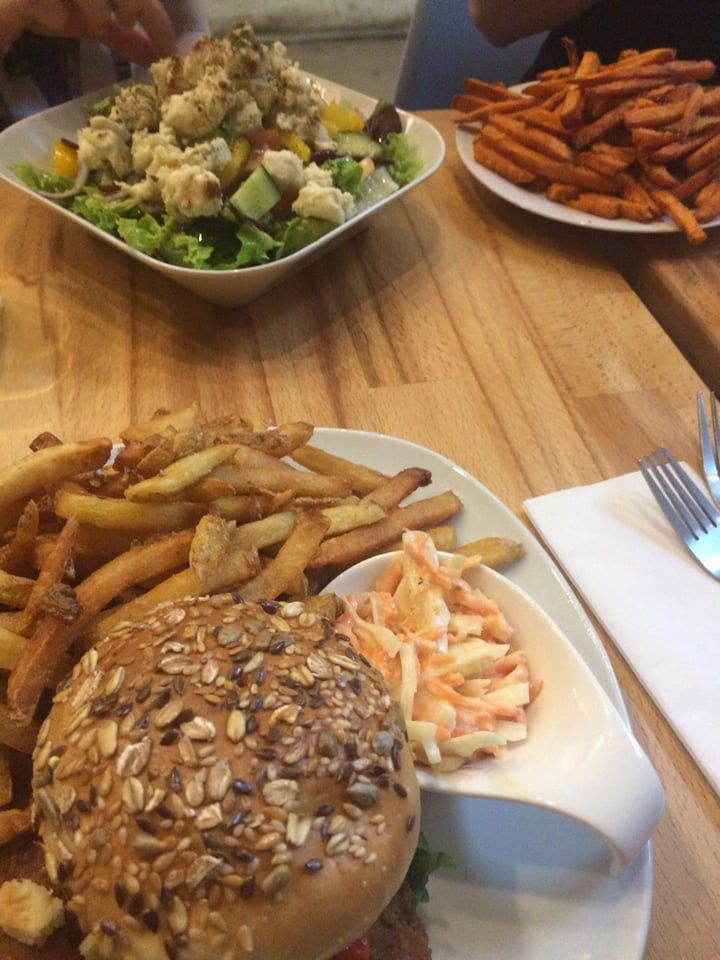 photo of Lia's Kitchen - 100% Vegan Chicken Cheeseburger shared by @samuelvictorwood on  16 Jul 2018 - review