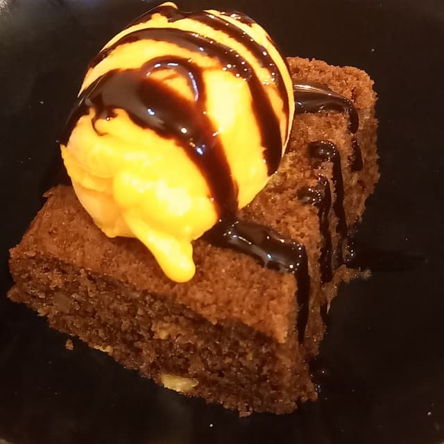 Foto do prato “Brownie con helado”