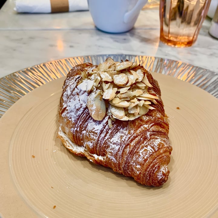 photo of L' Artisane Creative Bakery Almond Croissant shared by @paulaneder on  15 May 2022 - review