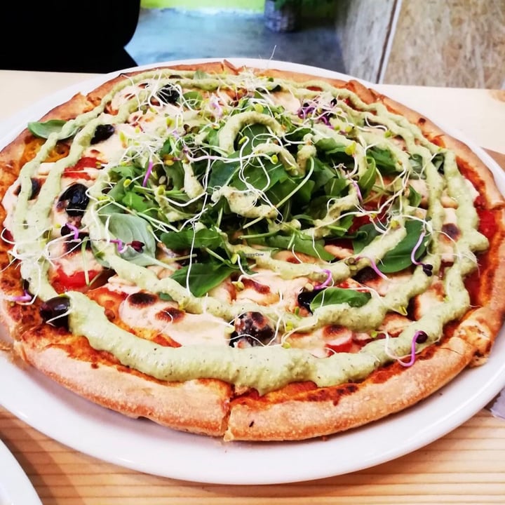 photo of natürlik lekkeria - Bowlbistro, Café, Catering, Eventküche, Kochkurse Pizza Green Lama with whole grain dough shared by @plantsfitness on  09 Jun 2020 - review