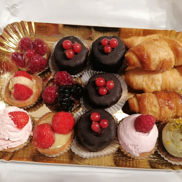 review photo of Pasticceria Caffetteria Larocca pasticcini vegani shared by @ila82 on 28 Nov 2022 - review