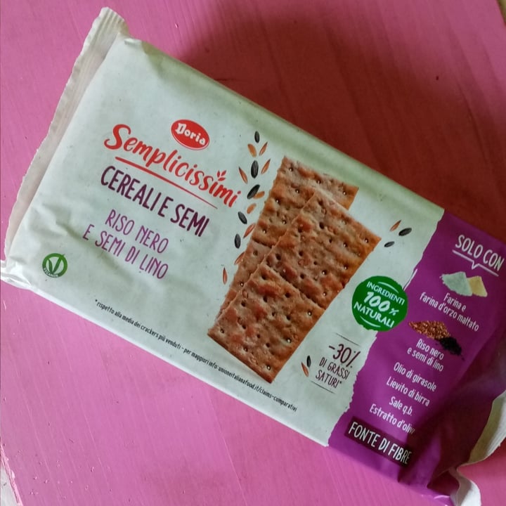 photo of I semplicissimi doria Crackers riso nero e semi di lino shared by @valeveg75 on  28 Sep 2022 - review