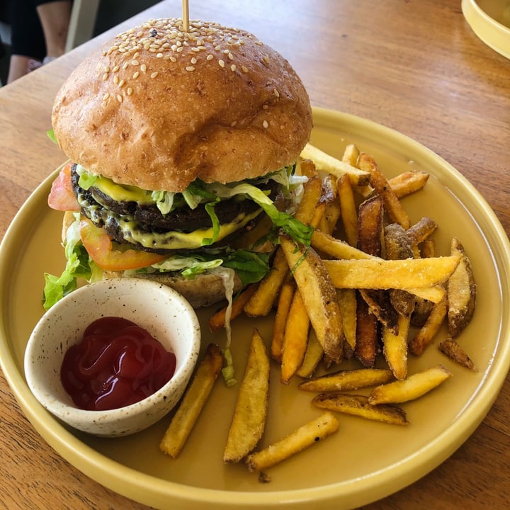 photo of I Am Vegan Babe Cafe Double cheese burger shared by @enyaalford on  25 May 2021 - review